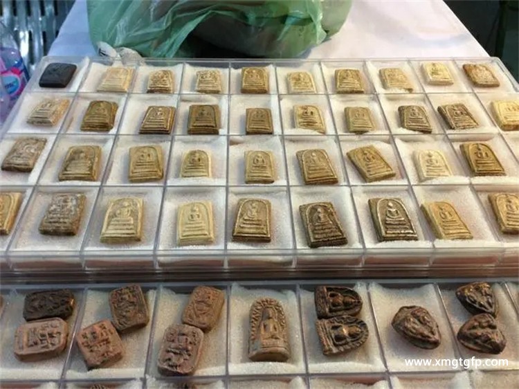 泰国佛牌介绍--佛牌是粉牌好还是金属牌好？