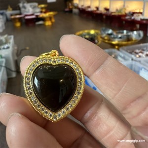 泰国佛牌 原庙恭请 阿赞喷 人缘膏 心锁   一半人缘油 一半人缘膏 镶钻外壳 饰品吊坠