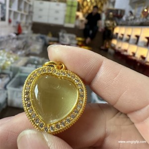 泰国佛牌 原庙恭请 阿赞喷 人缘膏 心锁   一半人缘油 一半人缘膏 镶钻外壳 饰品吊坠