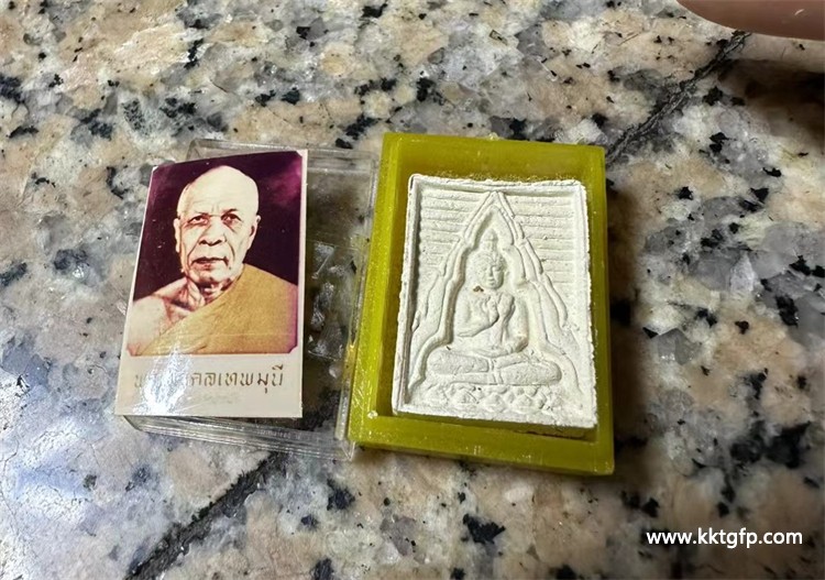 泰国高僧 龙婆术 白榄佛圣物与神迹g 泰国佛牌 龙婆术 2514年白榄佛四期 (4) - 副本.jpg