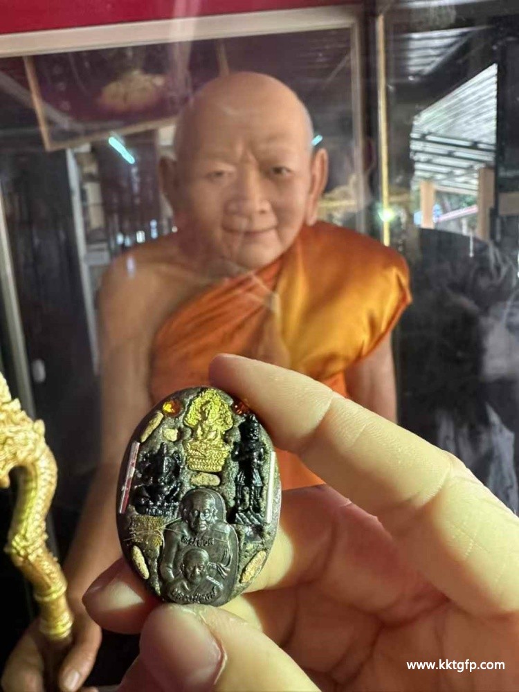 泰国佛牌 龙婆洪 2555 大摸自身像 泰国佛牌 龙婆洪 2555 大摸自身像 (4).jpg