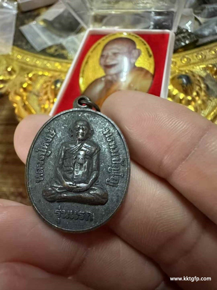 泰国佛牌 龙婆洪 2555 大摸自身像 龙婆洪 2541 一期大地女神自身像 (2).jpg